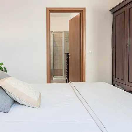 Sunny Varenna Perledo